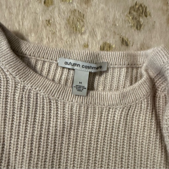Autumn Cashmere beige cropped crew neck sweater black sheepskin patches
medium - Picture 5 of 10
